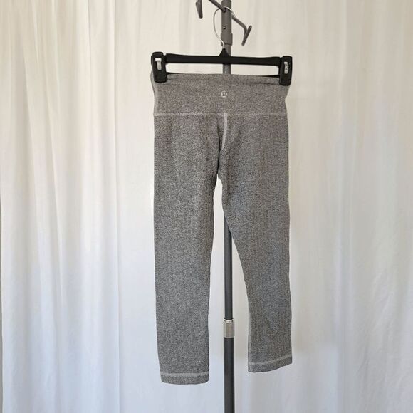 Lululemon heather gray crop leggings size 2 - Picture 4 of 7